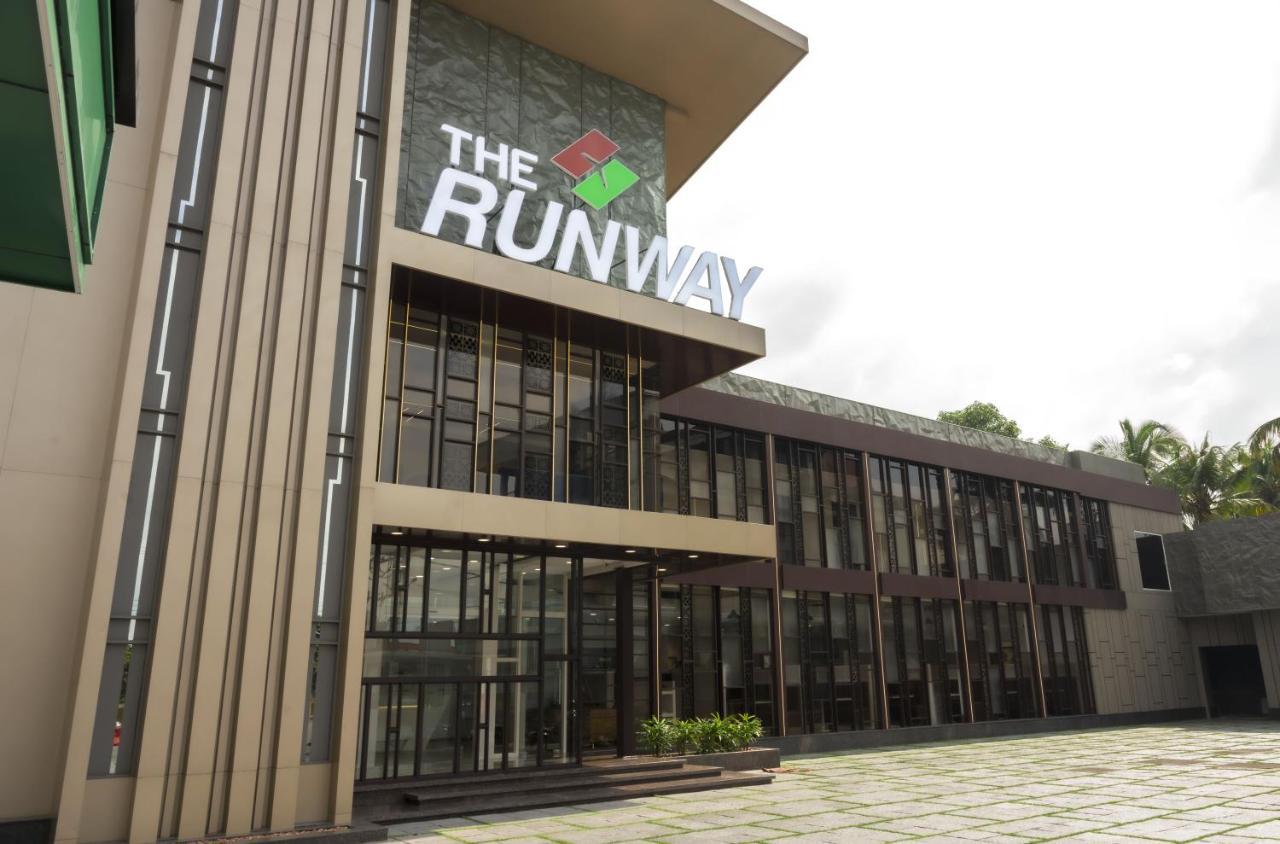 The Runway Hotel Kochi Екстериор снимка