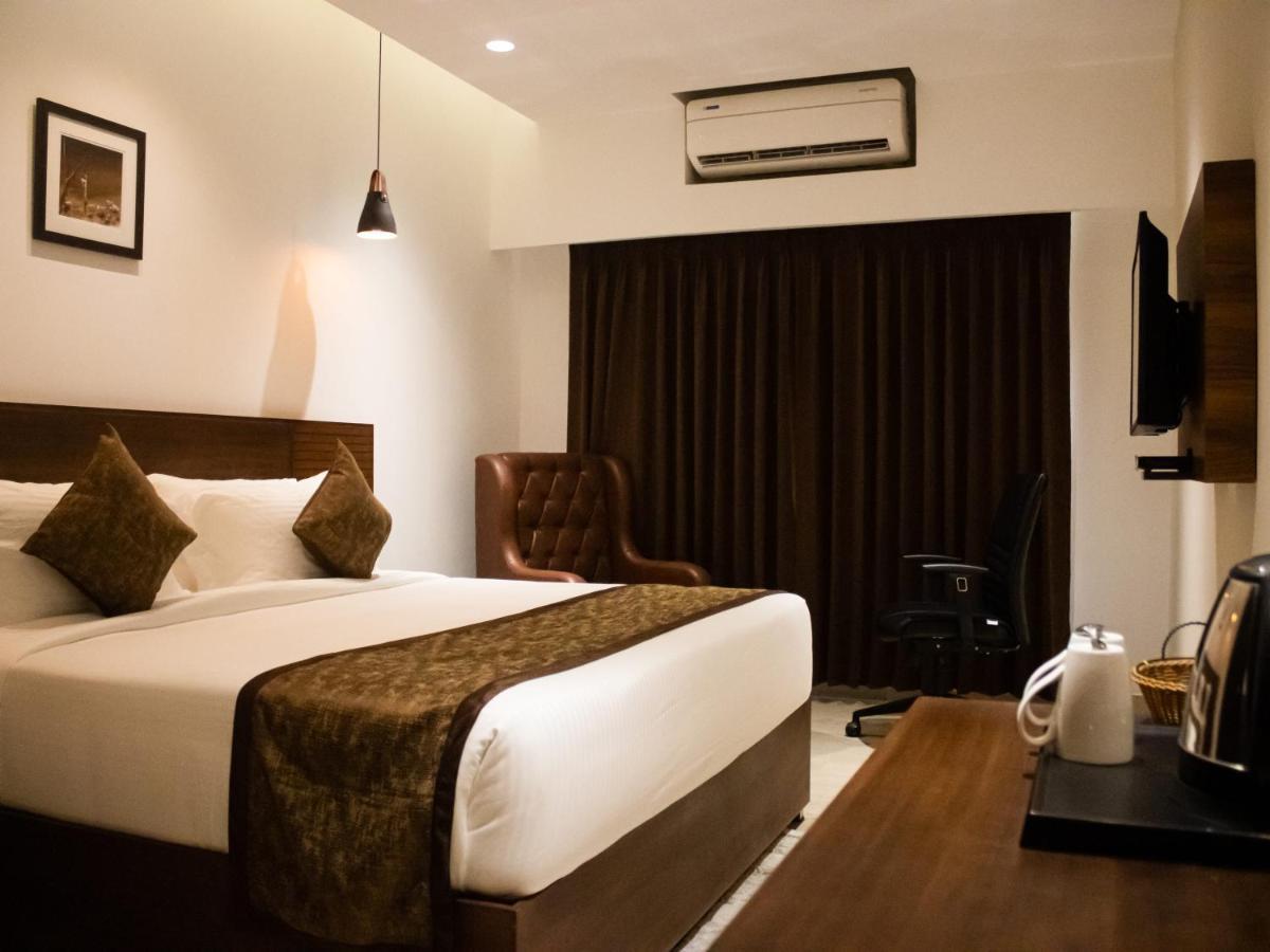 The Runway Hotel Kochi Екстериор снимка