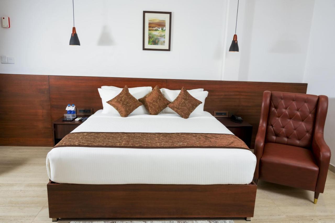 The Runway Hotel Kochi Екстериор снимка