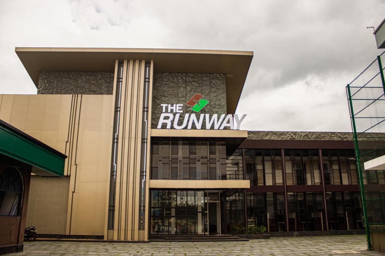 The Runway Hotel Kochi Екстериор снимка